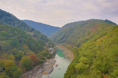 Arashiyama, Kyoto 'daki Hozukyo nehri. Japonya 2 Kasım 2013