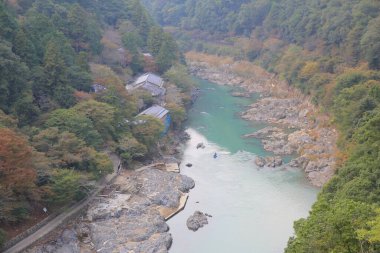 Arashiyama, Kyoto 'daki Hozukyo nehri. Japonya 2 Kasım 2013