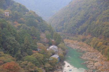 Arashiyama, Kyoto 'daki Hozukyo nehri. Japonya 2 Kasım 2013