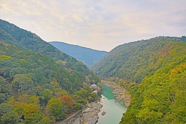 Arashiyama, Kyoto 'daki Hozukyo nehri. Japonya 2 Kasım 2013