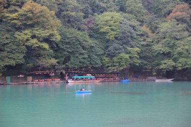 Yelkenli Kyoto, Japonya. Tanımlanamayan kişiler 2 Kasım 2013 'te yelken açtılar.