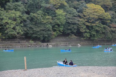Yelkenli Kyoto, Japonya. Tanımlanamayan kişiler 2 Kasım 2013 'te yelken açtılar.
