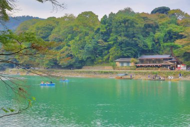 Kyoto, Japonya 'da yelkenli teknesi. Tanımlanamayan insanlar yelkenli kullanıyor