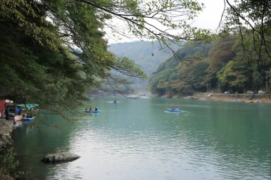 Kyoto, Japonya 'da yelkenli teknesi. Tanımlanamayan kişiler 2 Kasım 2013 'te yelken açıyor.