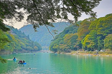 Kyoto, Japonya 'da yelkenli teknesi. Tanımlanamayan kişiler 2 Kasım 2013 'te yelken açıyor.