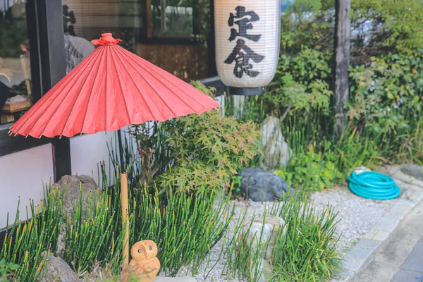Traditionele Rode Paraplu Tuin Voor Groene Thee Ceremonie — Stockfoto