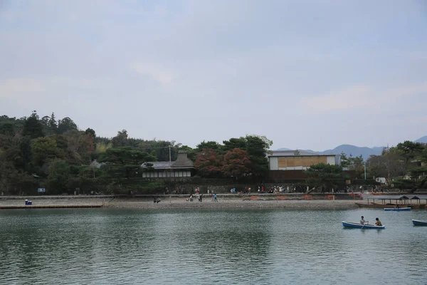 Żeglarstwo Kioto Japonia Niezidentyfikowani Ludzie Pływają Łodzie Listopad 2013 — Zdjęcie stockowe