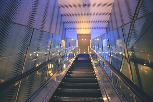 办公大楼现代风格自动扶梯 日本2013年11月2日 — 图库照片