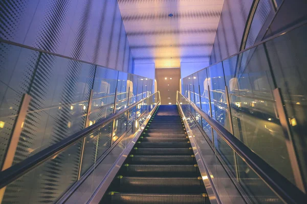 办公大楼现代风格自动扶梯 日本2013年11月2日 — 图库照片
