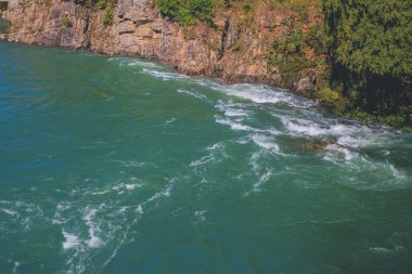 Sho Nehri, Shirakawa köyünün ana nehri. 1 Kasım 2013