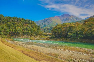 Sho nehri, Shirakawa köyünün ana nehri yazın. 1 Kasım 2013