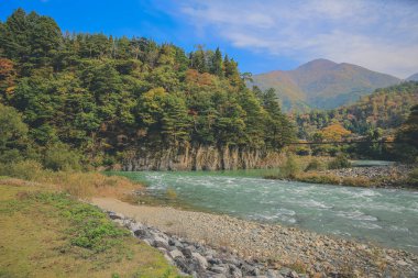 Sho nehri, Shirakawa köyünün ana nehri yazın. 1 Kasım 2013