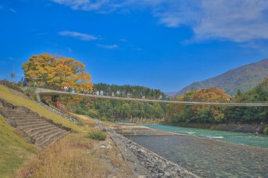 Seseragi Köprüsü 'nün sonunda gáo tarzı bir hediyelik eşya dükkanı. 1 Kasım 2013