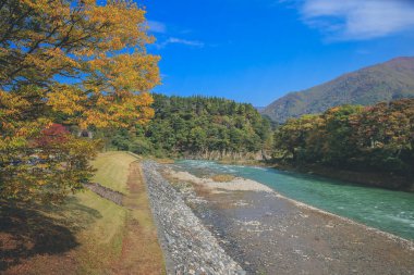 Sho nehri, Shirakawa köyünün ana nehri yazın. 1 Kasım 2013
