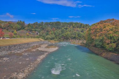 Sho nehri, Shirakawa köyünün ana nehri yazın. 1 Kasım 2013