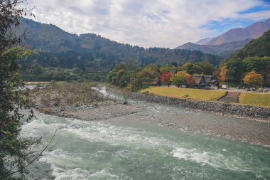 Sho nehri, Shirakawa köyünün ana nehri yazın. 1 Kasım 2013
