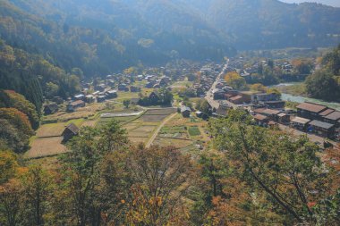 1 Kasım 2013 Shirakawa 'nın Japonya' daki Tarihi Köyleri