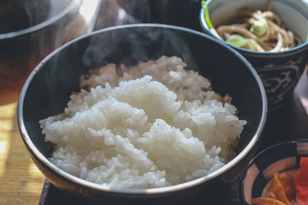 Ένα Ρύζι Ένα Μπολ Shot Rice Στο Μπολ Στο Τραπέζι — Φωτογραφία Αρχείου