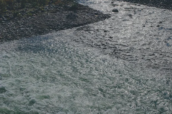 夏に白川村の主川である小川 2013年11月1日 — ストック写真