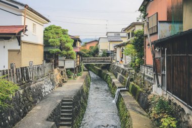 Takayama 'nın eski kasaba bölgesinin kıyısındaki nehir. 31 Ekim 2013