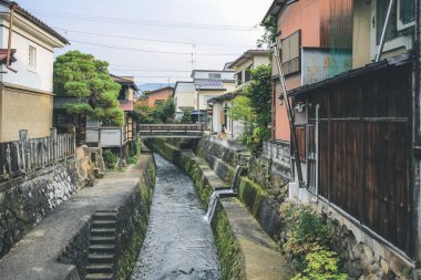 Takayama 'nın eski kasaba bölgesinin kıyısındaki nehir. 31 Ekim 2013
