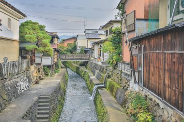 Takayama 'nın eski kasaba bölgesinin kıyısındaki nehir. 31 Ekim 2013