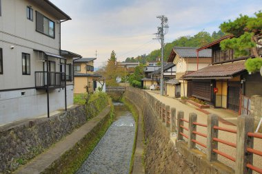 Takayama 'nın eski kasaba bölgesinin kıyısındaki nehir. 31 Ekim 2013