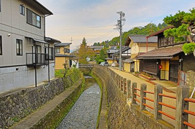 Takayama 'nın eski kasaba bölgesinin kıyısındaki nehir. 31 Ekim 2013