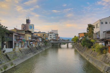 Takayama 'nın eski kasaba bölgesinin kıyısındaki nehir. 31 Ekim 2013