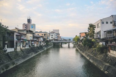 Takayama 'nın eski kasaba bölgesinin kıyısındaki nehir. 31 Ekim 2013