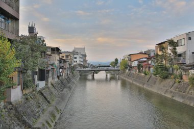 Takayama 'nın eski kasaba bölgesinin kıyısındaki nehir. 31 Ekim 2013