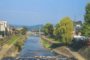Köprü ve akarsu ile Takayama, şehir manzaralı, 31 Ekim 2013
