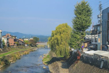 Köprü ve akarsu ile Takayama, şehir manzaralı, 31 Ekim 2013