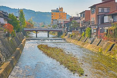Köprü ve akarsu ile Takayama, şehir manzaralı, 31 Ekim 2013