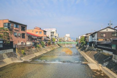 Köprü ve akarsu ile Takayama, şehir manzaralı, 31 Ekim 2013