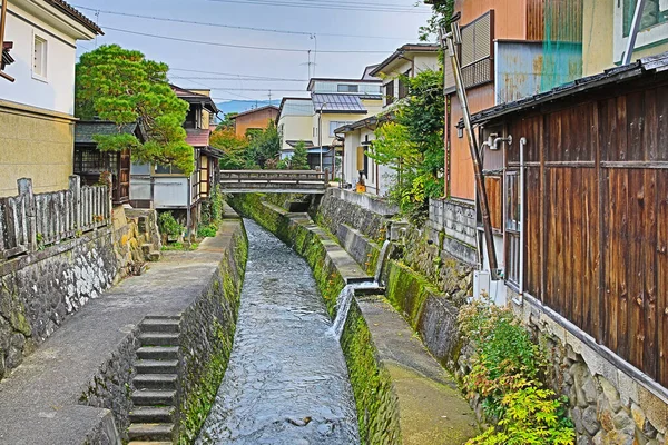 Takayama 'nın eski kasaba bölgesinin kıyısındaki nehir. 31 Ekim 2013