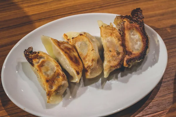 Friterade Japanska Dumplings Gedza Trä Bakgrund — Stockfoto
