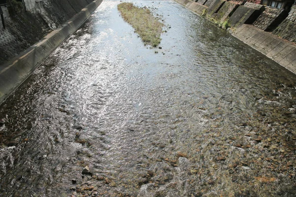 橋と小川の水と高山 都市ビュー 10月2013 — ストック写真