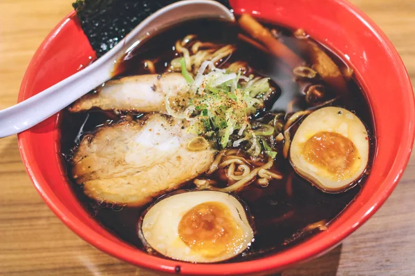 Японська Кухня Темний Суп Локшина Рамен — стокове фото