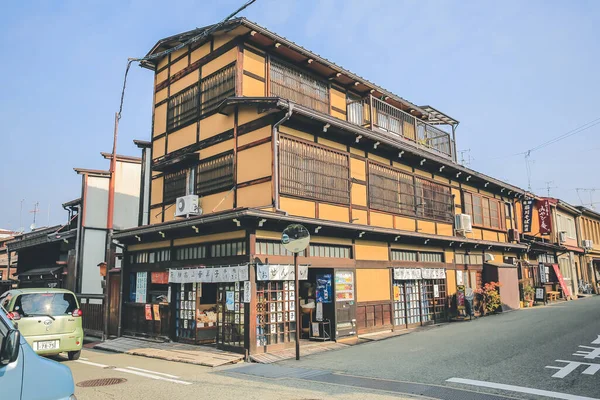 高山は江戸の町並みや家屋がよく保存されていることで有名です 2013年10月31日 — ストック写真