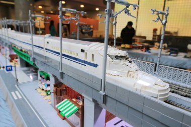 24 Kasım 2013 Fikrin eğlencesi, plastik tuğla ile yapılır