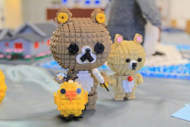 24 Kasım 2013 Fikrin eğlencesi, plastik tuğla ile yapılır