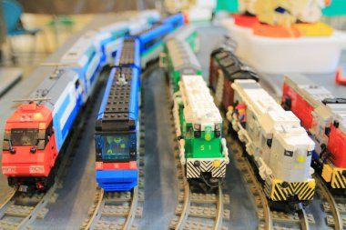 24 Kasım 2013 Fikrin eğlencesi, plastik tuğla ile yapılır