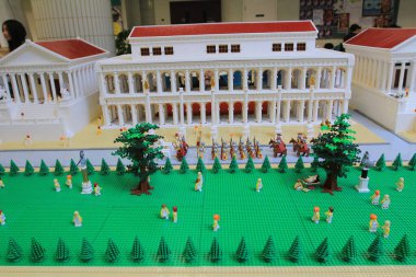 24 Kasım 2013 Fikrin eğlencesi, plastik tuğla ile yapılır