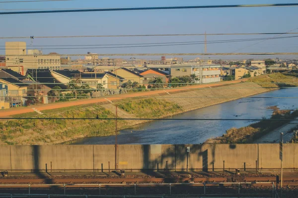日本の電車の窓からの眺め2013年11月2日 — ストック写真
