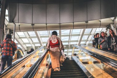 3 Kasım 2013 istasyon yürüyen merdivenleri ve Roppongi tepesindeki insanlar