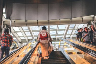 3 Kasım 2013 istasyon yürüyen merdivenleri ve Roppongi tepesindeki insanlar