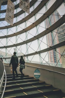 Roppongi Hills 'e giden bir koridor merdiveni. 3 Kasım 2013.