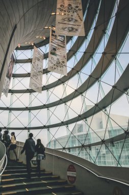 Roppongi Hills 'e giden bir koridor merdiveni. 3 Kasım 2013.