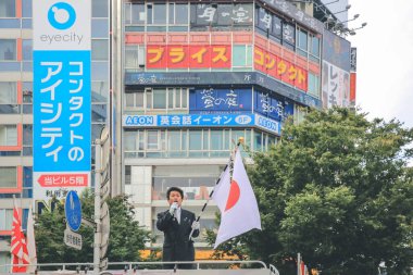 Tokyo 'da bir seçim arabasının çatısında meclis üyesi adayları. 3 Kasım 2013